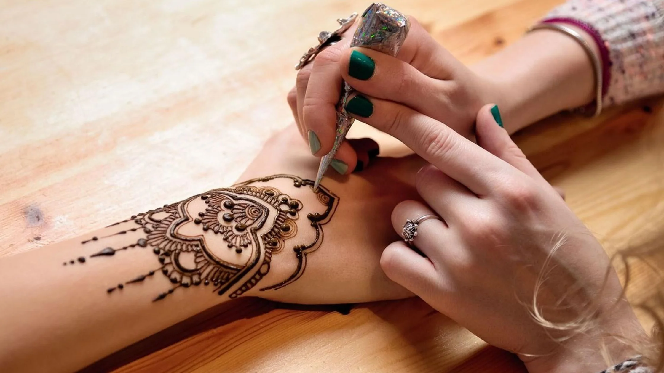 The Complete Guide to Hiring a Henna Artist in Dubai for Eid ul Adha 2025